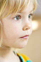 Porträt eines staunenden kleinen Mädchens, Nahaufnahme - JFEF000275