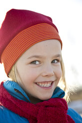 Porträt eines lächelnden kleinen Mädchens mit Mütze - JFEF000278