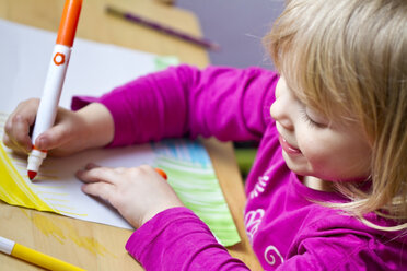 Little girl painting, partial view - JFEF000305