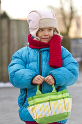 Porträt eines kleinen Mädchens mit Tasche - JFEF000306
