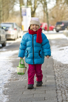 Kleines Mädchen mit Tasche auf dem Bürgersteig - JFEF000307