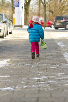 Kleines Mädchen mit Tasche auf dem Bürgersteig - JFEF000309