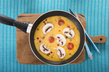 Frittata mit Champignon, Schinkenwürfeln und Tomaten in der Pfanne - CSTF000131