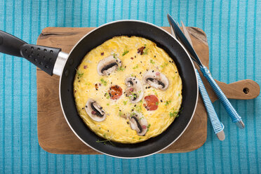 Frittata with champignon, ham cubes, tomatos, sesame and cress in frying pan - CSTF000132