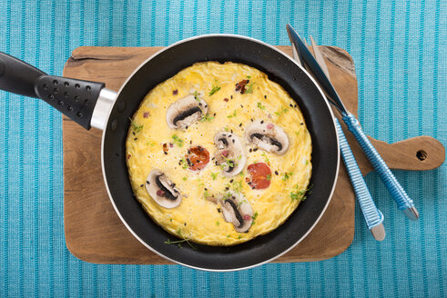 Frittata mit Champignon, Schinkenwürfeln, Tomaten, Sesam und Kresse in der Pfanne - CSTF000132