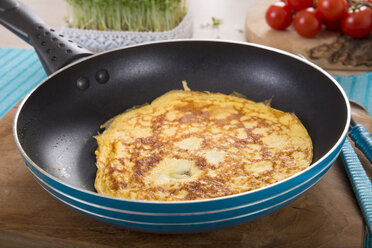 Omelette in frying pan - CSTF000141