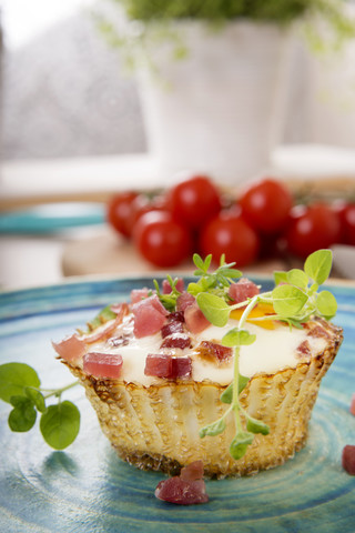 Eiermuffin mit Schinkenwürfeln auf Teller, lizenzfreies Stockfoto