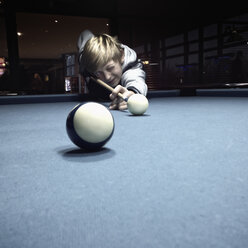 Zwölfjähriger Junge spielt Poolbillard, Hamburg, Deutschland - SEF000625