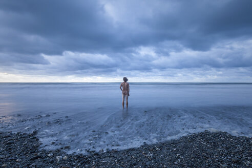 New Zealand, Hokitika Beach, Rear view of nude man - WV000469