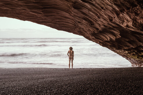 New Zealand, Punakaiki Beach, Rear view of nude man - WV000468