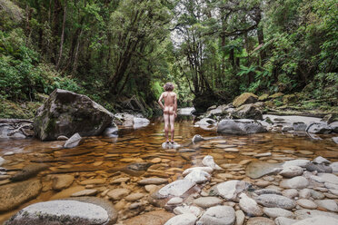 Neuseeland, Oparara Arch, Rückansicht eines nackten Mannes - WV000465