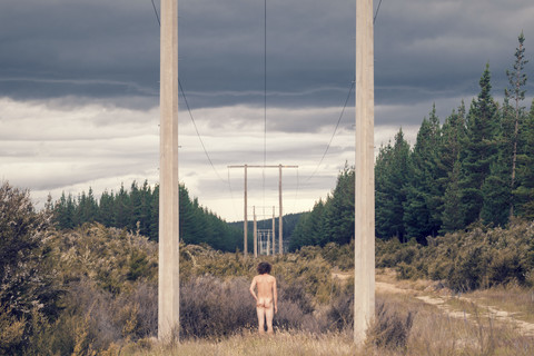 Neuseeland, Südinsel, nahe Highway 6, Rückansicht eines nackten Mannes, lizenzfreies Stockfoto