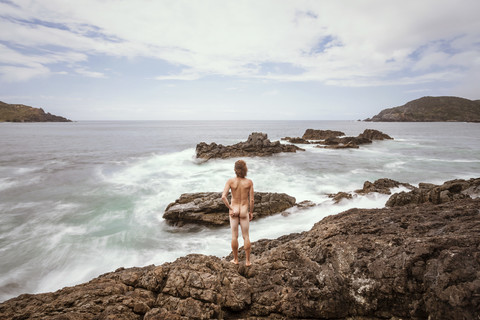 Neuseeland, Maitai Bay, Rückansicht eines nackten Mannes, lizenzfreies Stockfoto
