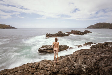 Neuseeland, Maitai Bay, Rückansicht eines nackten Mannes - WV000460