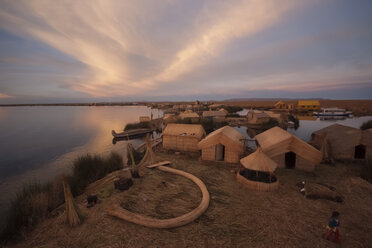 Südamerika, Peru, Schwimmende Insel mit Hütten der Uru - PA000541