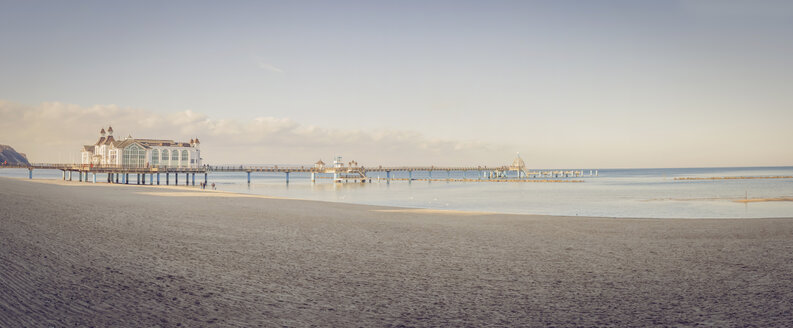 Deutschland, Mecklenburg-Vorpommern, Rügen, Seebrücke im Ostseebad Sellin im Winter - MJF000892