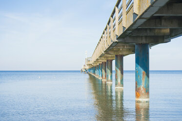 Deutschland, Mecklenburg-Vorpommern, Rügen, Binz, Blick auf Seebrücke - MJF000901