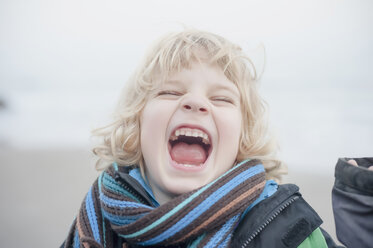 Deutschland, Mecklenburg-Vorpommern, Rügen, Porträt eines lachenden kleinen Jungen - MJF000924
