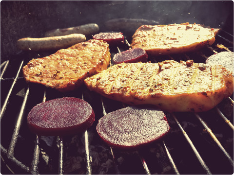 Fleisch und Rote-Bete-Scheiben auf dem Grill, lizenzfreies Stockfoto