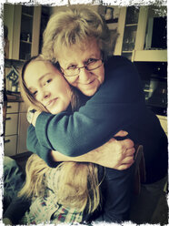 Teenagerinwir umarmt von ihrer Großmutter, Schirmitz, Bayern, Deutschland - SARF000348