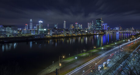 Deutschland, Hessen, Blick auf Frankfurt am Main bei Nacht - MPAF000014