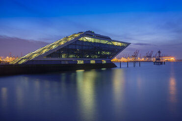 Deutschland, Hamburg, Dockland, Bürogebäude am Abend - TI000034