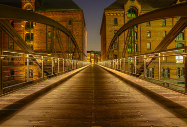 Deutschland, Hamburg, Kibbelsteg bei Nacht - TI000030