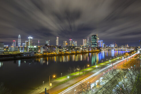 Deutschland, Hessen, Blick auf Frankfurt am Main bei Nacht - TI000031