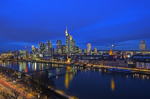 Deutschland, Hessen, Frankfurt am Main, Skyline am Abend - TIF000032