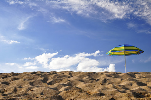 Portugal, Algarve, Sonne und Schatten am Strand, lizenzfreies Stockfoto