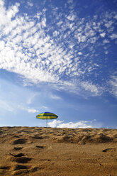 Portugal, Algarve, Sun shade at beach - SCH000147