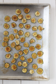 Backblech mit selbstgemachten Zucchini-Chips, Ansicht von oben - EVGF000455