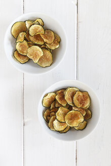 Selbstgemachte Zucchini-Chips in Schalen - EVGF000456