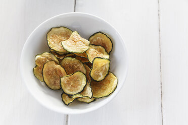 Selbstgemachte Zucchini-Chips in einer Schüssel - EVGF000457