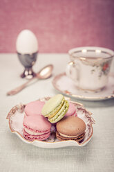 Osterinstallation mit Tasse Kaffee, Ei und Schale mit Macarons - VTF000155