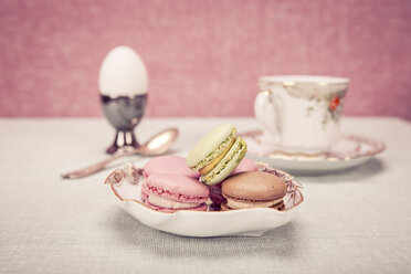 Osterinstallation mit Tasse Kaffee, Ei und Schale mit Macarons - VTF000156