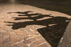 Deutschland, Bremen, Schatten der Skulptur der Bremer Stadtmusikanten - NKF000070