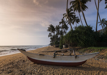 Sri Lanka, Westprovinz, Fischerboot am Strand von Waskaduwa - AM001970