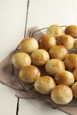 Selbstgebackene Mini-Burger-Buns auf dem Rost, lizenzfreies Stockfoto