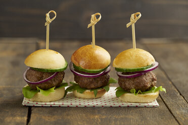 Mini-Burger mit Hackfleisch, Salat und roten Zwiebeln auf Teller - ECF000459