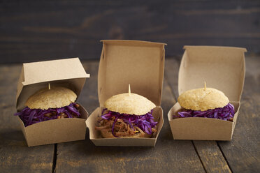 Mini-Burger with pulled pork, red cabbage and fried onions in boxes - ECF000464