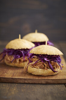 Mini-Burger mit Pulled Pork, Rotkohl und Röstzwiebeln - ECF000448