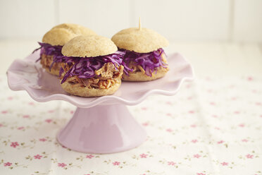 Mini-Burger with pulled pork, red cabbage and fried onions on cake stand - ECF000465