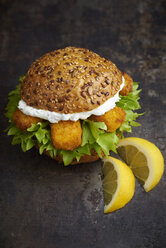 Burger with fish fingers and herb curd - ECF000469