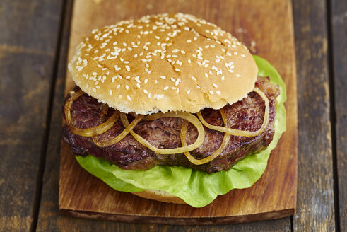 Steak-Burger mit Beefsteak, Salat und Röstzwiebeln auf Schneidebrett - ECF000449
