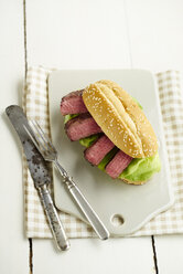 Steak-Burger mit Beefsteak und Salat auf Schneidebrett - ECF000454