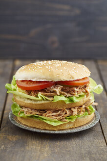 Burger mit Pulled Pork, Tomate und Salat auf Teller - ECF000439