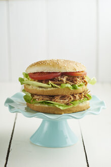 Burger mit Pulled Pork, Tomate und Salat auf Kuchenplatte - ECF000438