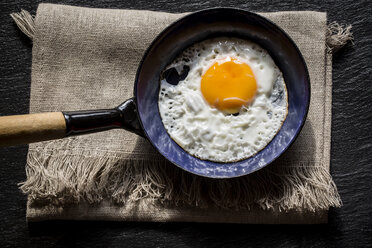 Fried egg in pan and tablecloth - SARF000335