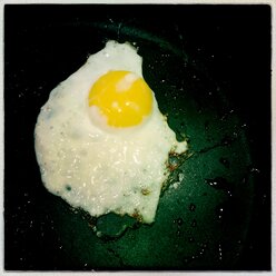 Fried egg in the pan, Germany - GSF000804